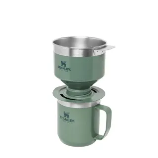 Zestaw do parzenia kawy Stanley Classic w kolorze zielonym, składający się z drippera i kubka. Dripper jest umieszczony na kubku, oba elementy wykonane są ze stali nierdzewnej i mają logo Stanley.