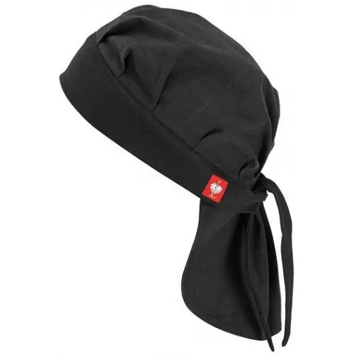 Czarna bandana zawiązywana z tyłu, ozdobiona małą czerwoną metką z białym logo. Materiał jest gładki, a krój zapewnia pełne zakrycie głowy.