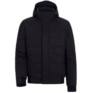 Czarna zimowa kurtka softshell z kapturem i wysokim kołnierzem. Kurtka ma prosty krój z widocznymi przeszyciami i elastycznymi mankietami.