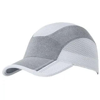 Szara czapka z daszkiem wykonana z materiału o różnej fakturze, łącząca gładkie i siateczkowe elementy. Czapka ma nowoczesny design i jest przeznaczona do funkcjonalnego noszenia.