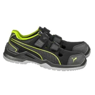 Czarne buty ochronne z zielonymi akcentami i szarymi podeszwami, wyposażone w zapięcia na rzepy. Posiadają sportowy design z widocznym logo na boku.