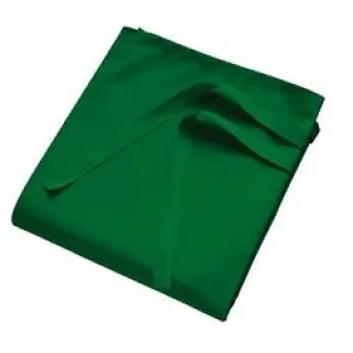 Zielona zapaska o wymiarach 60x80 cm, starannie złożona z widocznymi paskami do wiązania. Materiał wygląda na gładki i jednolity.