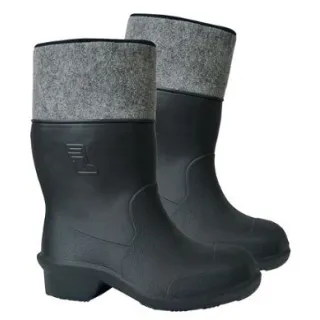 Czarne, gumowe buty filcowe z szarym, filcowym wykończeniem na górze. Buty mają solidną podeszwę i są przeznaczone do użytku w trudnych warunkach.