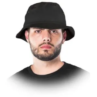 Czarny kapelusz typu bucket hat na głowie mężczyzny z brodą. Kapelusz ma prosty krój i metalowe oczka wentylacyjne po bokach.