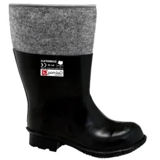 Czarne, gumowe buty z szarym, filcowym wykończeniem na górze, posiadające oznaczenia producenta i certyfikaty na boku. Buty mają solidną podeszwę i są przeznaczone do użytku w trudnych warunkach.