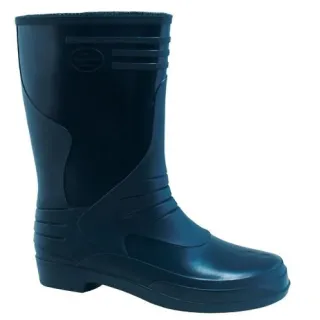 Czarne, damskie buty przeciwdeszczowe wykonane z gumy, z wysoką cholewką i żłobieniami na powierzchni. Buty mają prosty, elegancki design i są przeznaczone do ochrony przed wilgocią.