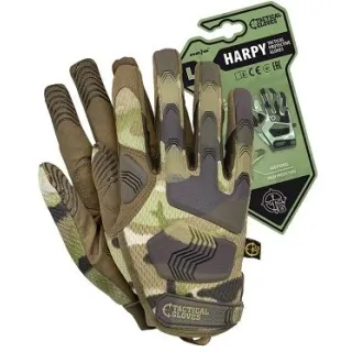 Rękawice ochronne taktyczne w kolorze moro z widocznym logo "Tactical Gloves" na nadgarstku. W tle znajduje się opakowanie z grafiką i informacjami o produkcie.