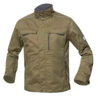 Khaki bluza robocza z długimi rękawami i stójką, wyposażona w kilka kieszeni zapinanych na zamek. Materiał wygląda na wytrzymały, a krój jest prosty i funkcjonalny.