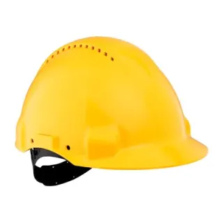 Żółty kask ochronny z otworami wentylacyjnymi na górze i regulowanym paskiem pod brodę. Kask ma gładką powierzchnię i jest przeznaczony do użytku w miejscach wymagających ochrony głowy.