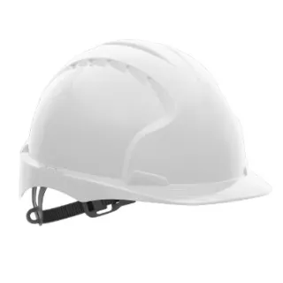 Biały kask ochronny z regulowanym paskiem pod brodą, przeznaczony do użytku w miejscach pracy wymagających ochrony głowy. Kask ma gładką powierzchnię i aerodynamiczny kształt z otworami wentylacyjnymi na górze.
