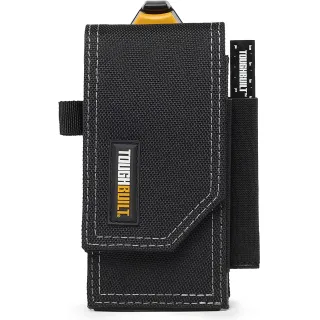 Czarna kieszeń na telefon Toughbuilt z solidnym zapięciem na rzep i boczną kieszonką na dodatkowe akcesoria. Wykonana z wytrzymałego materiału, posiada widoczne logo marki na przedniej klapie.