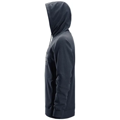 Bluza z kapturem w kolorze ciemnoszarym, wykonana z materiału frotte Polartec, widoczna z profilu. Posiada kieszeń typu kangurka i sznurki do regulacji kaptura.