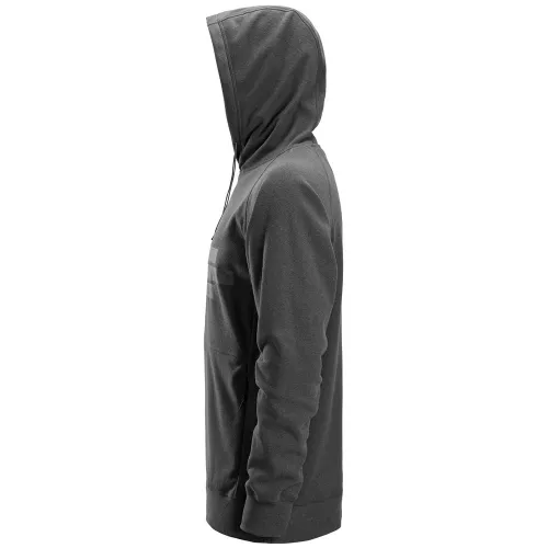 Szara bluza z kapturem wykonana z materiału frotte Polartec, widoczna z profilu. Bluza ma kieszeń z przodu i sznurki do regulacji kaptura.