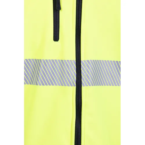 Jasnożółta kurtka softshell z czarnym zamkiem błyskawicznym i odblaskowym, ukośnym paskiem na piersi. Materiał jest gładki, a zamek i pasek dodają funkcjonalności i widoczności.