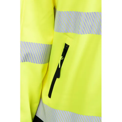 Jasnożółta kurtka softshell z odblaskowymi pasami i czarnym zamkiem błyskawicznym na kieszeni. Materiał jest gładki, a odblaskowe elementy są ułożone w poziome linie.
