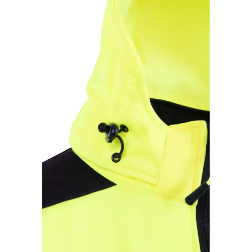 Zbliżenie na żółtą kurtkę softshell z czarnymi akcentami, widoczny kaptur z regulacją na sznurek. Materiał kurtki jest gładki, a zamek błyskawiczny jest czarny.