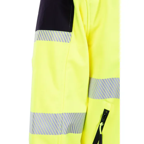 Jasnożółta kurtka softshell z odblaskowymi paskami i czarnymi akcentami na ramieniu. Widoczny zamek błyskawiczny na kieszeni.