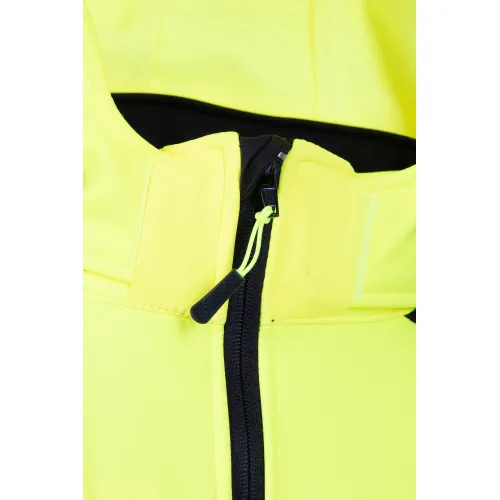 Zbliżenie na żółtą kurtkę softshell z czarnym zamkiem błyskawicznym i żółtym uchwytem suwaka. Materiał kurtki jest gładki, a kolor intensywnie żółty.