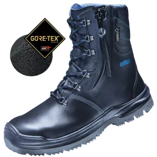 Czarne trzewiki ochronne Atlas XR GTX 945 XP Thermo CI S3 z zamkiem błyskawicznym i sznurowadłami, wykonane z materiału Gore-Tex. Buty posiadają solidną podeszwę i są przeznaczone do pracy w trudnych warunkach.