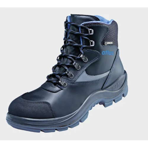 Czarne trzewiki ochronne z niebieskimi akcentami, wykonane z materiału Gore-Tex, z solidną podeszwą i sznurowaniem. Na boku widoczne jest logo "atlas".