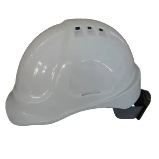 Biały kask ochronny z otworami wentylacyjnymi na górze i regulowanym paskiem z tyłu. Kask ma gładką powierzchnię i jest przeznaczony do użytku w środowiskach przemysłowych.