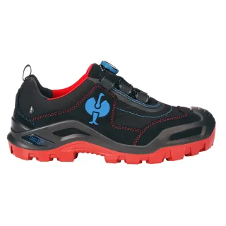 Czarne półbuty ochronne z czerwonymi podeszwami i niebieskimi detalami, w tym logo na boku. Buty mają solidną konstrukcję i sportowy wygląd.