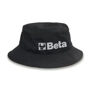 Czarny kapelusz typu bucket hat z białym logo i napisem "Beta" na przodzie. Kapelusz ma szerokie rondo i jest wykonany z materiału o gładkiej fakturze.