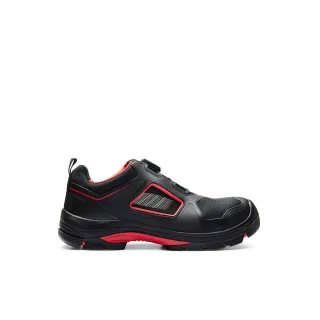Czarne buty ochronne z czerwonymi akcentami i systemem zapięcia BOA, widoczne z boku na białym tle. Podeszwa jest solidna, a cholewka ma nowoczesny, sportowy design.