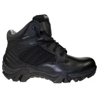 Czarne buty taktyczne Bates z wysoką cholewką, wykonane z połączenia skóry i materiału tekstylnego. Posiadają solidną podeszwę oraz oznaczenie Gore-Tex na boku.