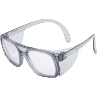 Przezroczyste okulary ochronne z szarymi oprawkami i bocznymi osłonami. Okulary mają prosty, nowoczesny design i są przeznaczone do ochrony oczu.