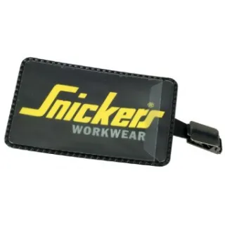 Identyfikator z klipsem marki Snickers Workwear, w kolorze czarnym z żółtym logo. Przeznaczony do noszenia na odzieży roboczej.