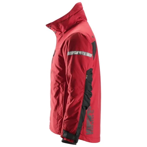 Czerwona kurtka ocieplana z czarnymi wstawkami i wysokim kołnierzem, zapinana na zamek błyskawiczny. Na rękawie widoczne są odblaskowe elementy i logo marki.