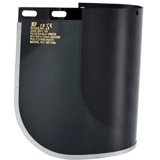 Przyłbica ochronna Visiguard Visor IR5 wykonana z zielonego poliwęglanu z metalowym wzmocnieniem na krawędzi. Produkt posiada oznaczenia norm bezpieczeństwa i modelu na powierzchni.
