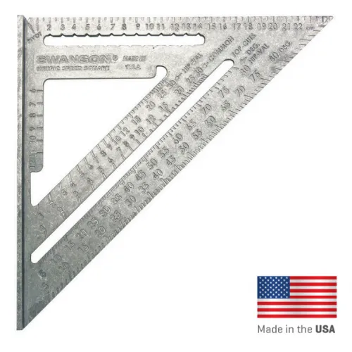 Metalowy kątownik dekarsko-stolarski z widocznymi podziałkami i oznaczeniami. W prawym dolnym rogu znajduje się flaga USA z napisem "Made in the USA".