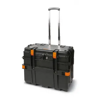 Czarna skrzynia narzędziowa na kółkach z czterema szufladami, wykonana z polipropylenu, z wysuwaną rączką. Posiada pomarańczowe elementy zabezpieczające i solidną konstrukcję.