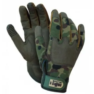 Para ochronnych rękawic sportowych w kolorze zielonym z kamuflażowym wzorem i wzmocnieniami na dłoniach. Rękawice mają zapięcie na rzep z logo "Gabi Glove".
