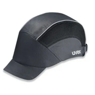 Czapka ochronna Uvex Cap Premium Style w kolorze czarnym z krótkim daszkiem i siateczkowymi wstawkami po bokach. Na boku widoczne jest logo "uvex".