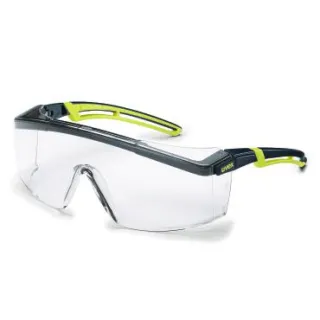 Przezroczyste okulary ochronne Uvex Astrospec 2.0 z ciemnoszarymi oprawkami i żółtymi akcentami na zausznikach. Okulary mają nowoczesny design i zapewniają pełną ochronę oczu.