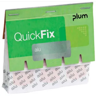 Opakowanie zielonych plastrów QuickFix marki Plum z widocznym napisem "alu" na każdym plastrze. Plastry są umieszczone w kartonowym pudełku z trzema otworami u dołu.