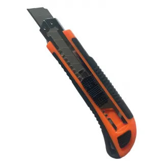 Nóż z łamanym ostrzem z pomarańczowo-czarną plastikową obudową i metalowym mechanizmem wysuwania ostrza. Narzędzie posiada ergonomiczny uchwyt z antypoślizgowymi elementami.