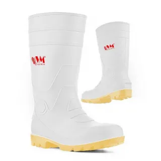 Na zdjęciu znajdują się białe kalosze z żółtą podeszwą, ozdobione czerwonym logo "VM Footwear". Kalosze mają prosty, funkcjonalny design z wyraźnymi liniami i wzmocnieniami.