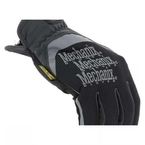 Czarne rękawice Mechanix FastFit z szarymi wstawkami i logo na wierzchu dłoni. Rękawice mają elastyczny mankiet i są przeznaczone do prac mechanicznych.