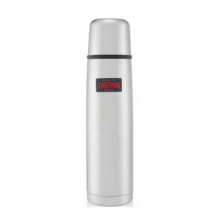 Srebrny termos marki Thermos o pojemności 1 litra z czarnym logo na przodzie. Ma smukły, cylindryczny kształt z zakrętką pełniącą funkcję kubka.