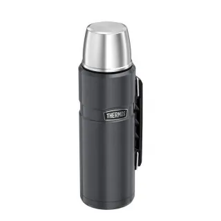 Na zdjęciu znajduje się stalowy termos Thermos Stainless King o pojemności 1,2 litra w kolorze ciemnoszarym. Termos ma srebrną zakrętkę i uchwyt z boku.