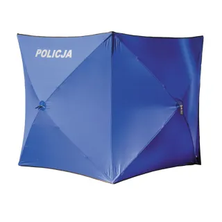 Niebieski parawan z napisem "POLICJA" na górze, złożony z czterech paneli połączonych ze sobą. Parawan ma metalowe elementy konstrukcyjne i jest przeznaczony do użytku przez służby porządkowe.